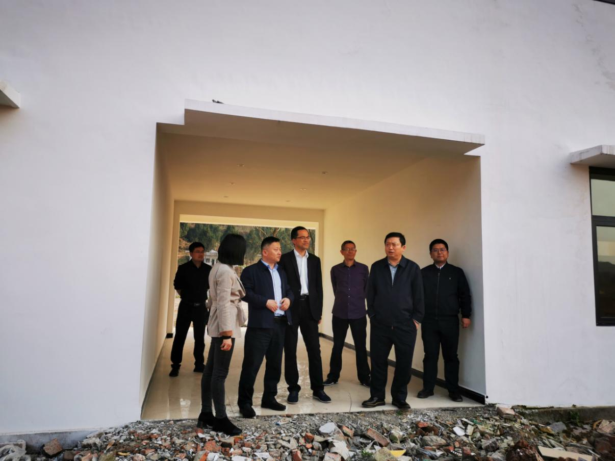 尊龙凯时集团党委副书记、董事陈日到邓家沟村开展帮扶工作