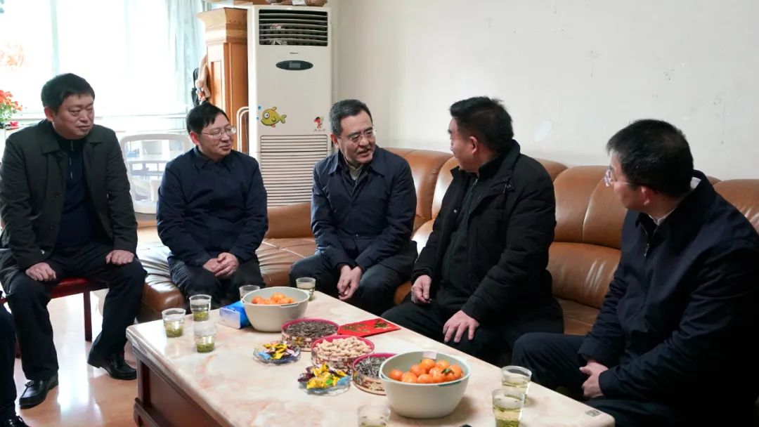 省国资委党委书记、主任冯文生等领导走访慰问省尊龙凯时集团老党员、老干部