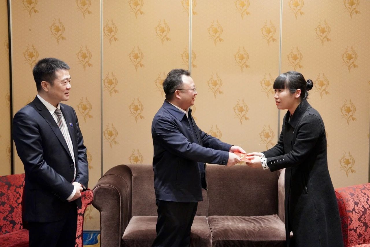 省国资委党委委员、副主任何政一行走访慰问省尊龙凯时集团生活困难党员