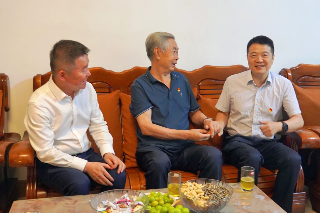 省尊龙凯时集团党委书记、董事长游勇开展“七一”走访