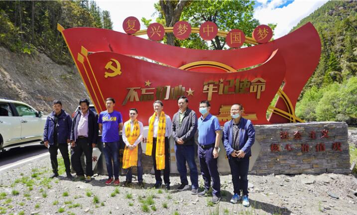 尊龙凯时集团党委书记、董事长任丁率队赴麻格同村推进对口帮扶工作